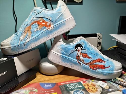 Chaussures personnalisées avec motif de poisson koi.