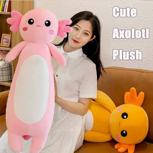 Femme avec une peluche axolotl rose.