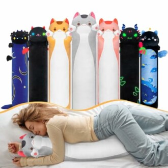Femme dormant avec des oreillers en forme de chat colorés.