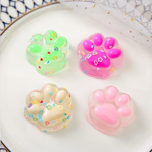 Savons en forme de patte colorés sur une assiette.