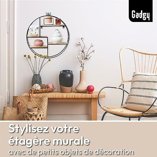 Étagère murale décorative avec objets et fauteuil en osier.