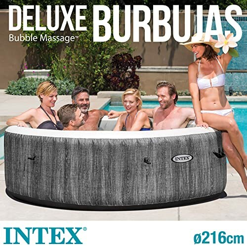 Groupe de personnes profitant d'un bain à remous Intex.