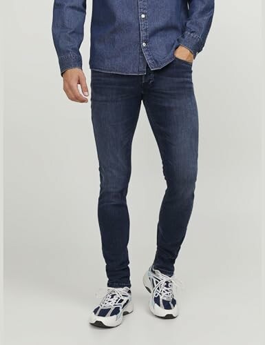 Homme portant des jeans en denim et des baskets.