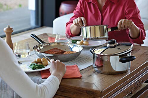 Deux personnes dînent avec des casseroles en acier inoxydable.