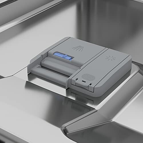 Distributeur de détergent de lave-vaisselle gris.