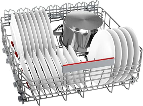 Panier de lave-vaisselle rempli d'assiettes et d'une casserole en acier inoxydable