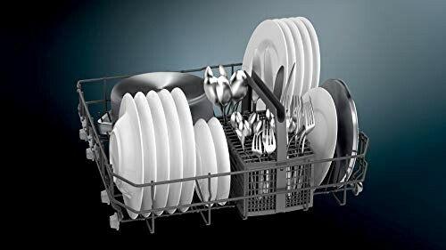 Panier de lave-vaisselle rempli de vaisselle et couverts.