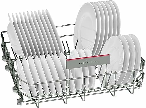 Assiettes blanches dans un panier de lave-vaisselle en métal.