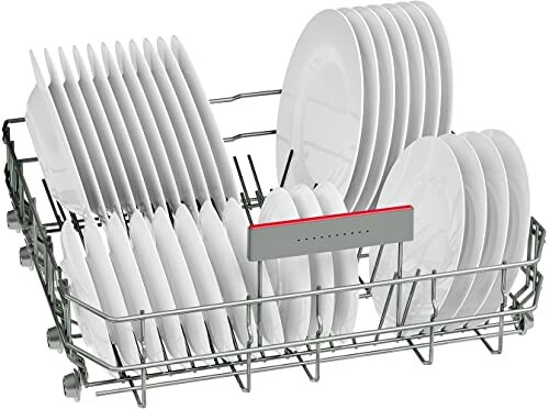 Panier de lave-vaisselle rempli d'assiettes blanches.