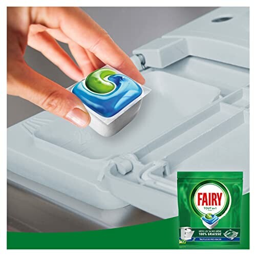 Main tenant une tablette pour lave-vaisselle
