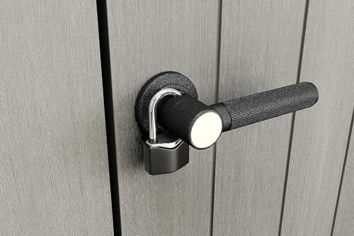 Poignée de porte avec cadenas sur une porte grise.
