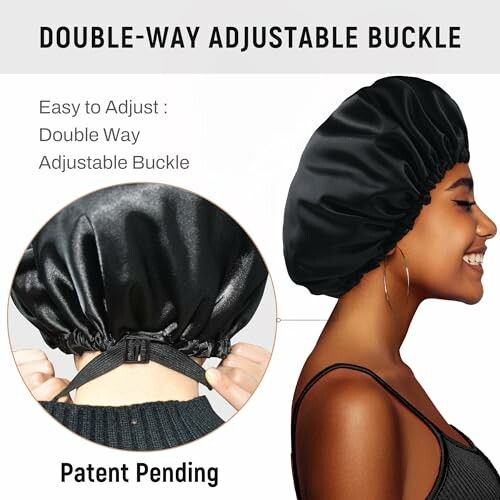 Bonnet avec boucle réglable double sens et modèle souriant.