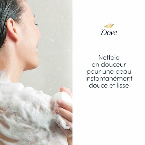 Personne se lavant avec du savon Dove