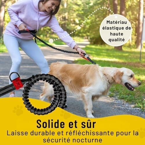 Femme promenant un chien avec une laisse élastique de haute qualité.