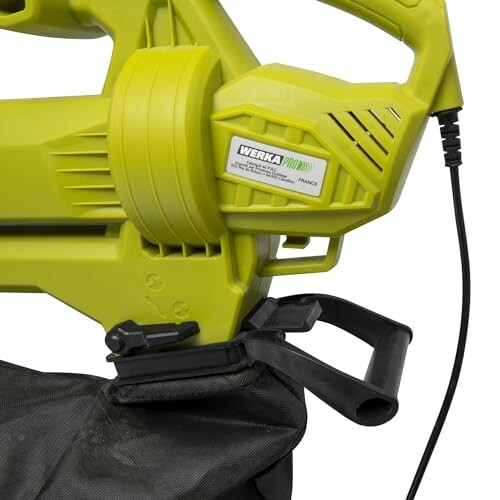 Souffleur de feuilles électrique jaune avec sac attaché.