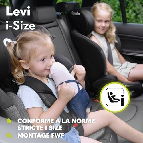 Deux enfants assis dans des sièges auto Levi i-Size