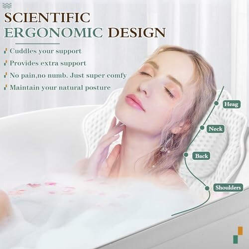 Femme se relaxant avec un oreiller ergonomique dans la baignoire