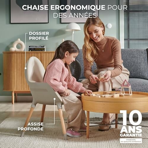 Une femme et une fille jouant dans le salon avec une chaise ergonomique.