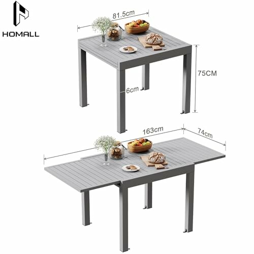 Table extensible grise avec des plats et des fleurs.