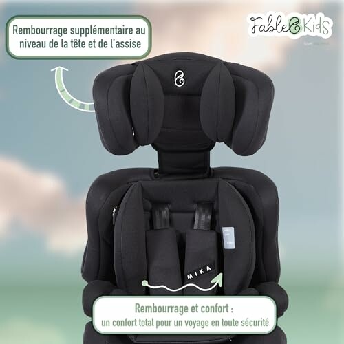 Siège auto pour enfant avec rembourrage supplémentaire.