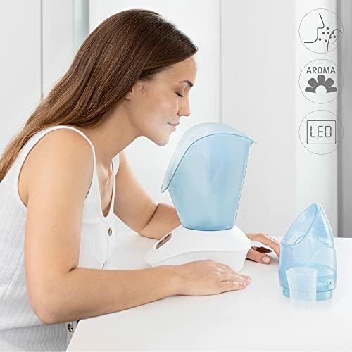 Femme utilisant un sauna facial avec fonction aromathérapie et LED.