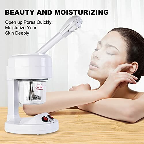 Femme utilisant un appareil de vapeur pour le visage.