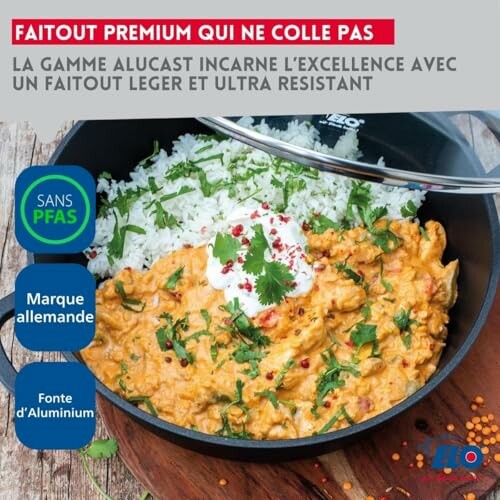 Faitout avec riz et plat crémeux garni de coriandre.