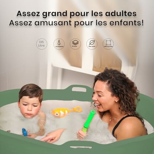 Une femme et un enfant prennent un bain avec des jouets.