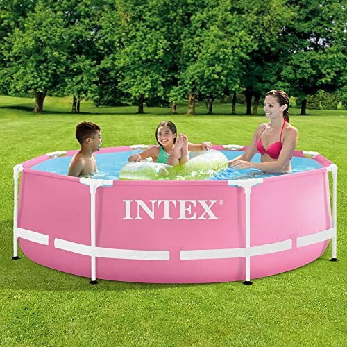 Famille s'amusant dans une piscine hors-sol rose.