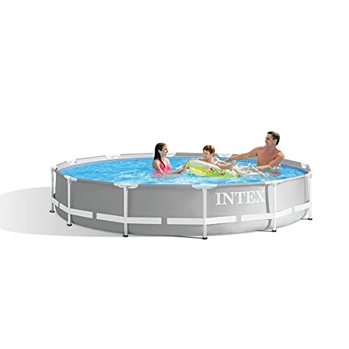 Famille s'amusant dans une piscine hors sol.