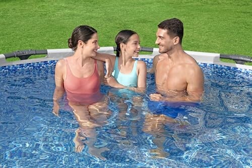 Famille souriante dans une piscine.