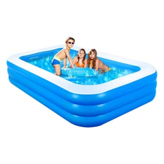 Trois enfants jouant dans une piscine gonflable bleue.