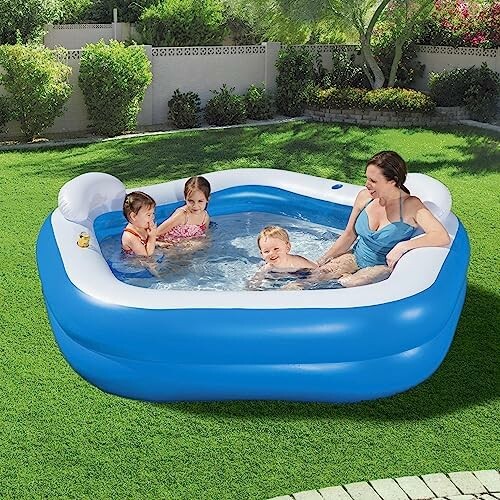 Famille et enfants jouant dans une piscine gonflable.