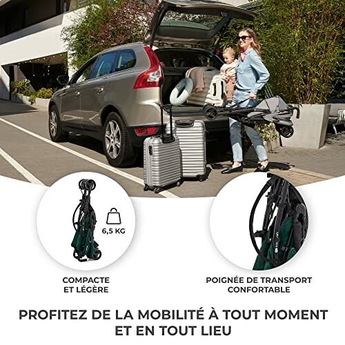 Famille chargeant une voiture avec une poussette et une valise.