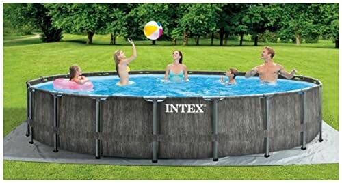 Famille jouant dans une piscine gonflable dans le jardin.