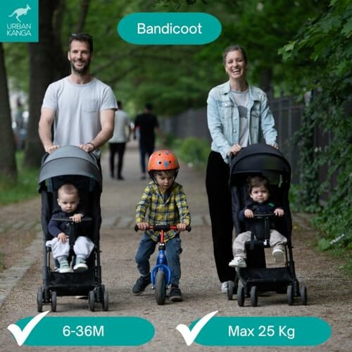 Famille marchant avec deux poussettes et un enfant sur un vélo.