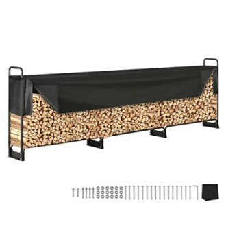 Râtelier à bois de chauffage avec bâche noire et accessoires.