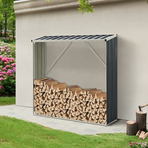 Abri de stockage de bois de chauffage adossé à un mur.