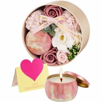 Bouquet de fleurs avec bougie et carte cœur.