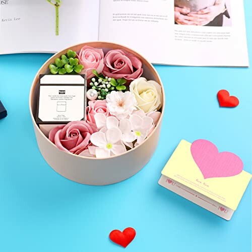 Boîte cadeau avec fleurs et cartes.