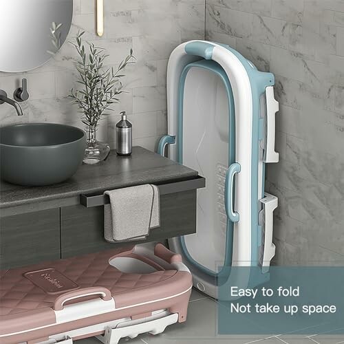 Baignoire pour bébé pliable dans une salle de bain moderne