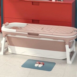 Baignoire pliable avec tapis et pantoufles.