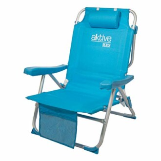 Chaise de plage pliante bleue avec accoudoirs et appuie-tête.