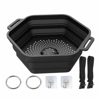 Passoire pliante en silicone noire avec accessoires.
