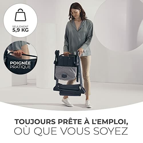 Femme portant une poussette pliable légère