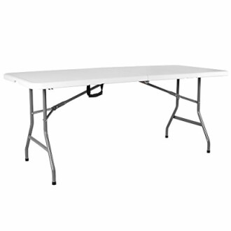 Table pliante blanche avec pieds en métal.