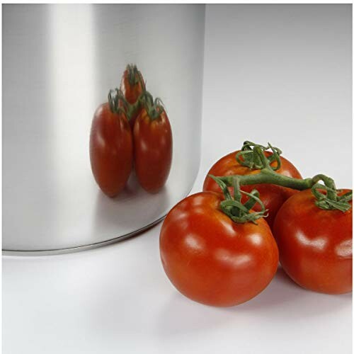 Tomates fraîches avec reflet sur une surface en acier inoxydable.