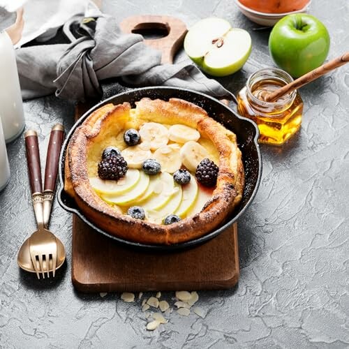 Pancake hollandais garni de fruits et de miel