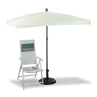 Chaise de jardin blanche avec parasol beige.