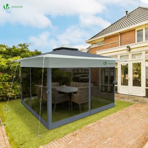 Pavillon de jardin avec moustiquaire et mobilier.